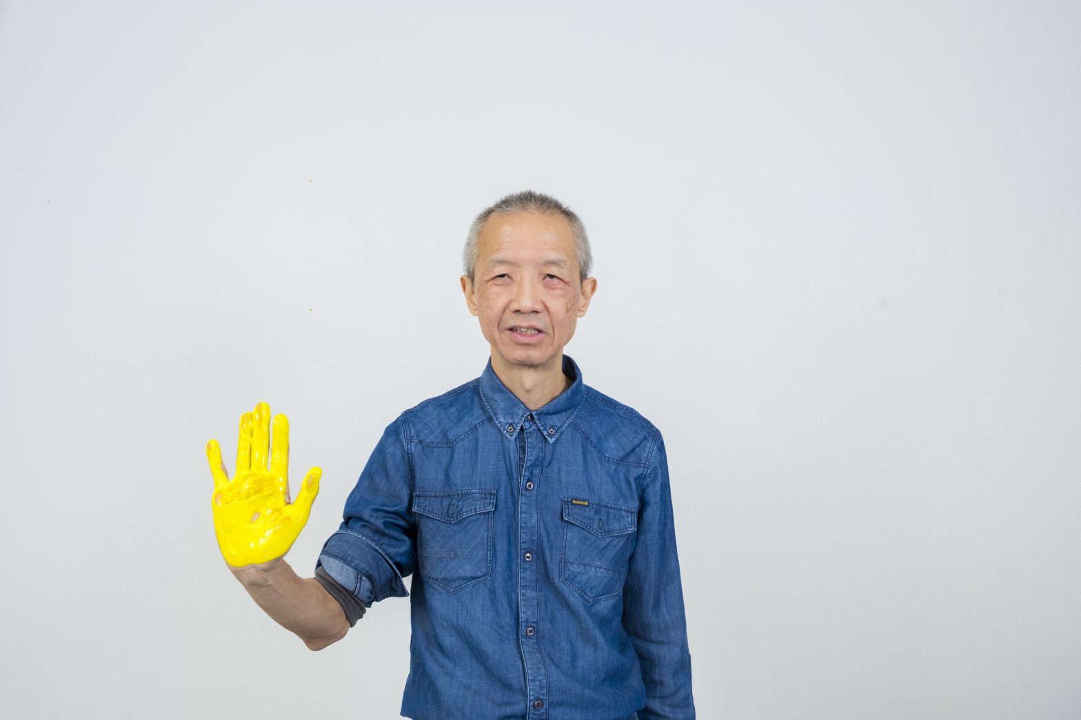 An image of KP with his palm painted yellow.